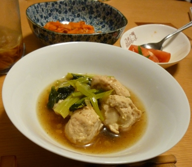 鶏肉つくねと小松菜の煮物、人参とツナのきんぴら、トマト＆紫蘇